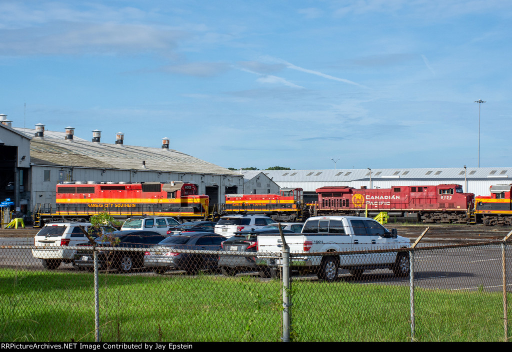 KCS 652 and other units sit outside the Shreveport Shops 